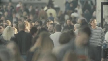 Kalabalık. Birçok insan caddede yürür. Kyiv. Ukrayna