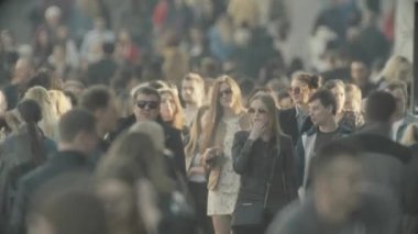 Kalabalık. Birçok insan caddede yürür. Kyiv. Ukrayna