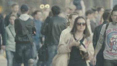 Kalabalık. Birçok insan caddede yürür. Kyiv. Ukrayna
