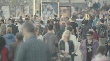 Kalabalık. Birçok insan caddede yürür. Kyiv. Ukrayna