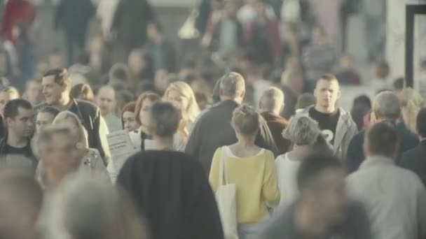 Folle. Molte persone camminano per strada. Kiev. Ucraina — Video Stock