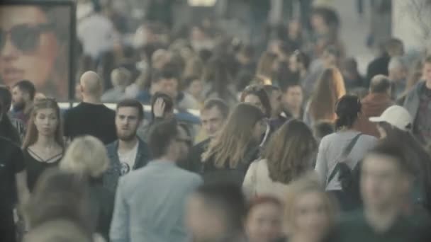 Multitud. Muchas personas caminan por la calle. Kiev. Ucrania — Vídeo de stock