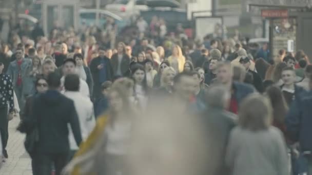 Het publiek. Veel mensen lopen de straat op. Kiev. Oekraïne — Stockvideo