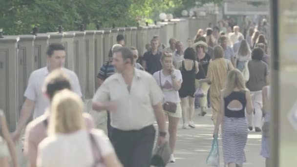 群集だ多くの人が通りを歩いている。キエフ。ウクライナ — ストック動画