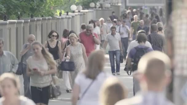 Dav. Mnoho lidí chodí po ulici. Kyjev. Ukrajina — Stock video