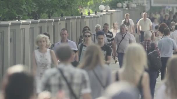 Multidão. Muitas pessoas caminham pela rua. Kiev. Ucrânia — Vídeo de Stock