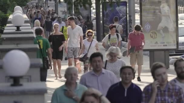 Multidão. Muitas pessoas caminham pela rua. Kiev. Ucrânia — Vídeo de Stock