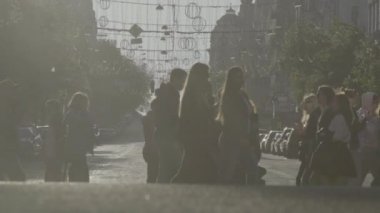 İnsanlar yaya geçidinde karşıdan karşıya geçiyorlar. Kalabalık. Kyiv. Ukrayna. Yavaş çekim.