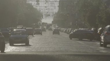 İnsanlar yaya geçidinde karşıdan karşıya geçiyorlar. Kalabalık. Kyiv. Ukrayna. Yavaş çekim.