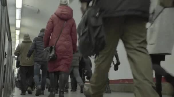 En folkmassa som går längs tunnelbanans gångtunnel. Kiev. Ukraina — Stockvideo