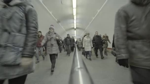 Una multitud de personas caminando por el paso subterráneo. Kiev. Ucrania — Vídeo de stock