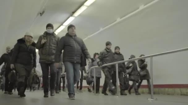 Eine Menschenmenge, die die U-Bahn-Unterführung entlang läuft. kyiv. Ukraine — Stockvideo
