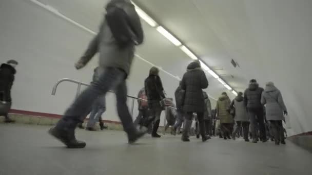 Uma multidão de pessoas andando ao longo da passagem subterrânea do metrô. Kiev. Ucrânia — Vídeo de Stock