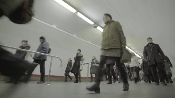 Une foule de gens marchant le long du passage souterrain du métro. Kiev. Ukraine — Video