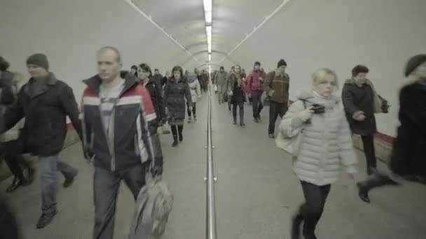 Een menigte mensen loopt langs de metro onderdoorgang. Kiev. Oekraïne — Stockvideo