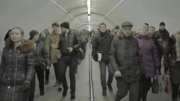 Eine Menschenmenge, die die U-Bahn-Unterführung entlang läuft. kyiv. Ukraine — Stockvideo