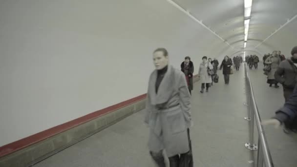 Dav lidí kráčejících podchodem metra. Kyjev. Ukrajina — Stock video