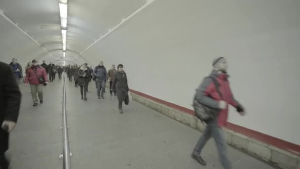 Dav lidí kráčejících podchodem metra. Kyjev. Ukrajina — Stock video