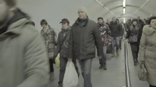 En folkmassa som går längs tunnelbanans gångtunnel. Kiev. Ukraina — Stockvideo