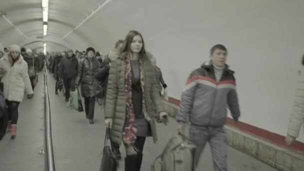 En folkmassa som går längs tunnelbanans gångtunnel. Kiev. Ukraina — Stockvideo