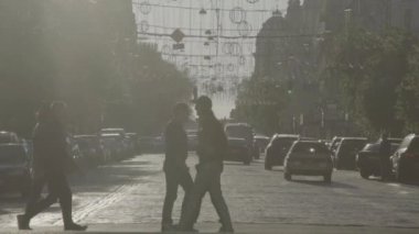İnsanlar yaya geçidinde karşıdan karşıya geçiyorlar. Kalabalık. Kyiv. Ukrayna. Yavaş çekim.
