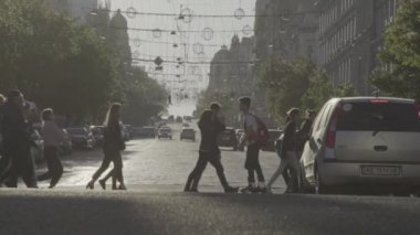 İnsanlar yaya geçidinde karşıdan karşıya geçiyorlar. Kalabalık. Kyiv. Ukrayna. Yavaş çekim.