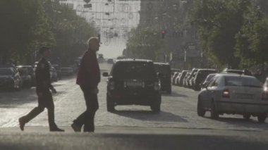 İnsanlar yaya geçidinde karşıdan karşıya geçiyorlar. Kalabalık. Kyiv. Ukrayna. Yavaş çekim.