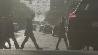 İnsanlar yaya geçidinde karşıdan karşıya geçiyorlar. Kalabalık. Kyiv. Ukrayna. Yavaş çekim.