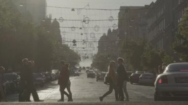 İnsanlar yaya geçidinde karşıdan karşıya geçiyorlar. Kalabalık. Kyiv. Ukrayna. Yavaş çekim.