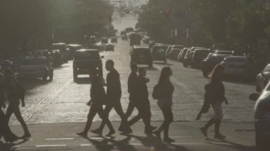 İnsanlar yaya geçidinde karşıdan karşıya geçiyorlar. Kalabalık. Kyiv. Ukrayna. Yavaş çekim.