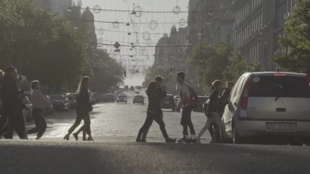 La gente attraversa la strada ad un incrocio pedonale. Folle. Kiev. Ucraina. Rallentatore. — Video Stock