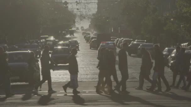 Ludzie przechodzą przez ulicę przy przejściu dla pieszych. Tłum. Kijów. Ukraina. Zwolniony ruch. — Wideo stockowe