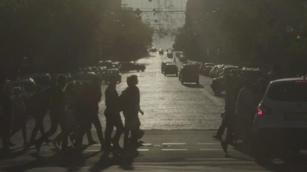 Folk korsar gatan vid en gågata. En folkmassa. Kiev. Ukraina. Långsamma rörelser. — Stockvideo