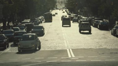 İnsanlar yaya geçidinde karşıdan karşıya geçiyorlar. Kalabalık. Kyiv. Ukrayna. Yavaş çekim.