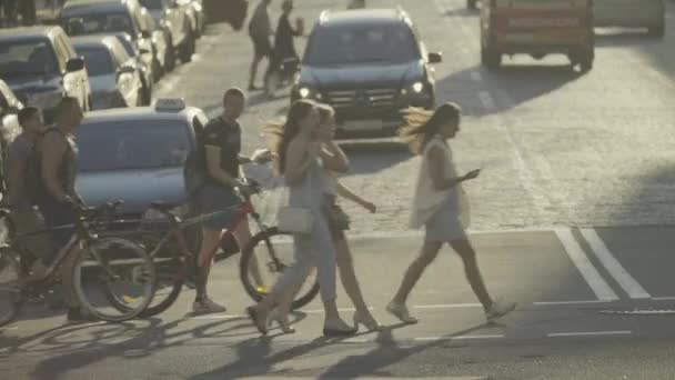 Mensen steken de straat over bij een voetgangersoversteek. Het publiek. Kiev. Oekraïne. Langzame beweging. — Stockvideo