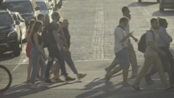 As pessoas atravessam a rua numa travessia de peões. Multidão. Kiev. Ucrânia. Movimento lento. — Vídeo de Stock