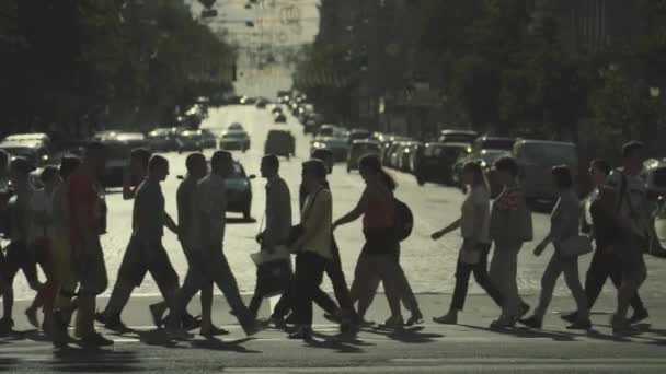 Orang-orang menyeberang jalan di persimpangan pejalan kaki. Kerumunan. Kyiv. Ukraina. Gerakan lambat. — Stok Video