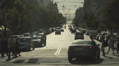 İnsanlar yaya geçidinde karşıdan karşıya geçiyorlar. Kalabalık. Kyiv. Ukrayna. Yavaş çekim.