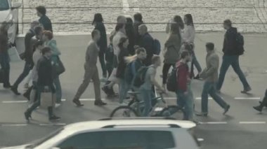 İnsanlar yaya geçidinde karşıdan karşıya geçiyorlar. Kalabalık. Kyiv. Ukrayna. Yavaş çekim.