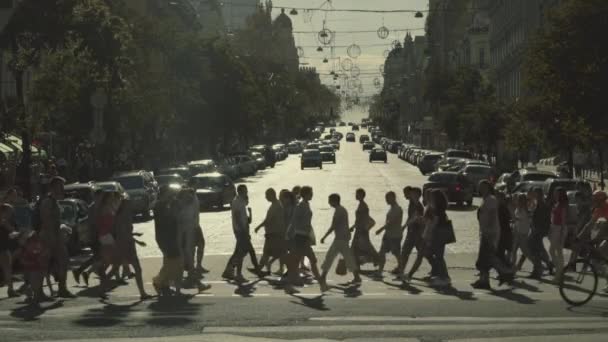 As pessoas atravessam a rua numa travessia de peões. Multidão. Kiev. Ucrânia. Movimento lento. — Vídeo de Stock