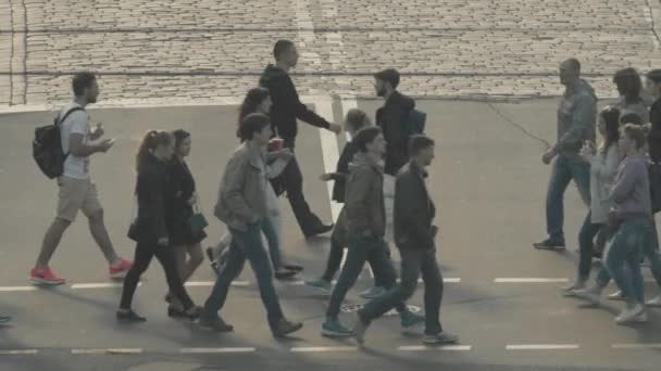 Folk korsar gatan vid en gågata. En folkmassa. Kiev. Ukraina. Långsamma rörelser. — Stockvideo