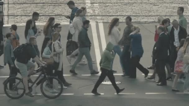 La gente cruza la calle en un cruce peatonal. Multitud. Kiev. Ucrania. Movimiento lento. — Vídeo de stock