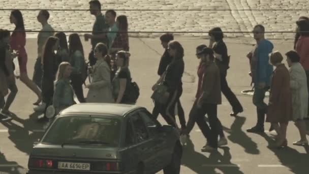 Les gens traversent la rue à un passage pour piétons. La foule. Kiev. Ukraine. Mouvement lent. — Video