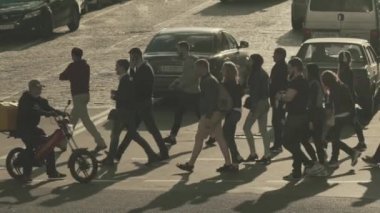 İnsanlar yaya geçidinde karşıdan karşıya geçiyorlar. Kalabalık. Kyiv. Ukrayna. Yavaş çekim.