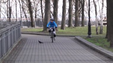Çocuk gün boyunca bir bisiklet sürer. Spor yaşam tarzı. Ağır çekim. Kyiv. Ukrayna.