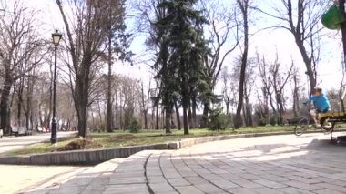 Çocuk gün boyunca bir bisiklet sürer. Spor yaşam tarzı. Ağır çekim. Kyiv. Ukrayna.