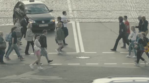 Menschen überqueren die Straße an einem Fußgängerüberweg. Menschenmenge. Kiew. Ukraine. Zeitlupe. — Stockvideo