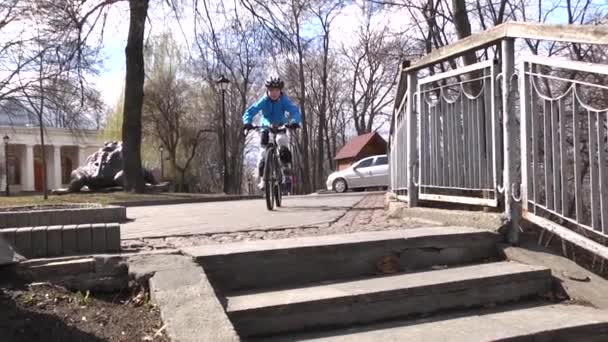 O menino anda de bicicleta durante o dia. Estilo de vida desportivo Movimento lento. Kiev. Ucrânia. — Vídeo de Stock