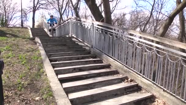 De jongen fietst overdag. Sport levensstijl. Langzame beweging. Kiev. Oekraïne. — Stockvideo