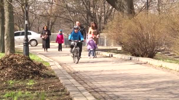 Le garçon fait du vélo pendant la journée. Style de vie sportif. Au ralenti. Kiev. Ukraine. — Video